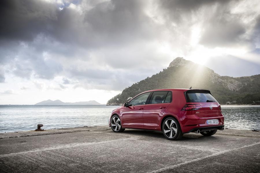  Volkswagen Golf GTI 5-Door 2017 года  (WW) (фото 15 из 19)